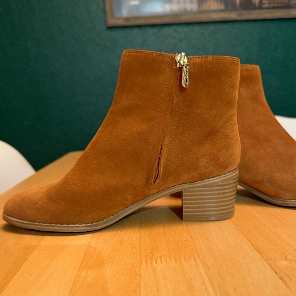 Clarks camel coloured suede booties size 6 - Picture 5 of 5
